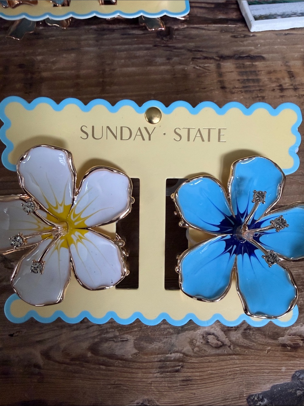 Buyers Pick! Sunday State Floral Statement Hair Clips - Picture 5 of 6